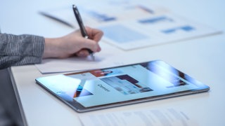 Gremienmitglied schaut auf Tablet