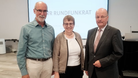 Vorsitzender des Rundfunkrats Dr. Adolf Weiland, Stellvertretende Vorsitzende des Rundfunkrats und​ Vorsitzende der AG Dreistufentest-Verfahren​ Jutta Pagel-Steidl sowie Vorsitzender Ausschuss Recht und Technik Dr. Engelbert Günster (von rechts nach links)