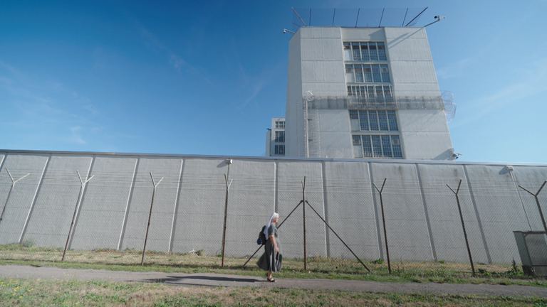 Nonne vera läuft die Mauer des JVA Stuttgart entlang