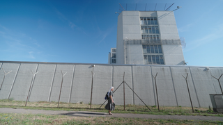 Nonne vera läuft die Mauer des JVA Stuttgart entlang