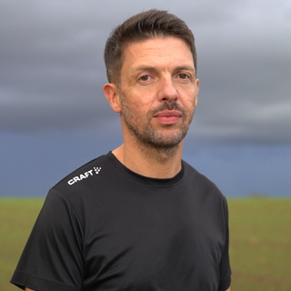 Daniel schaut in die Kamera. Daniel leidet unter Depressionen und schaut traurig. 
