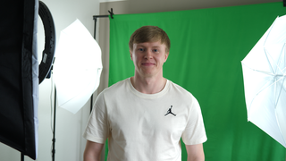 Junger Mann steht vor Greenscreen mit Ringlicht - TikTok Star Liam