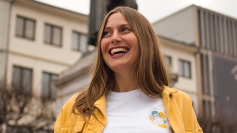Ann-Christin Rittau trägt eine gelbe Jacke und lächelt in die Kamera.