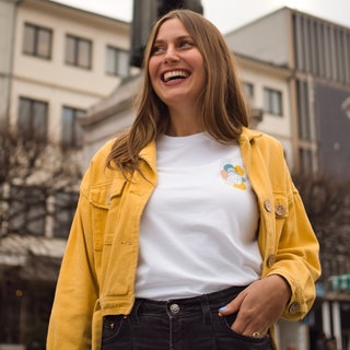 Ann-Christin Rittau trägt eine gelbe Jacke und lächelt in die Kamera.