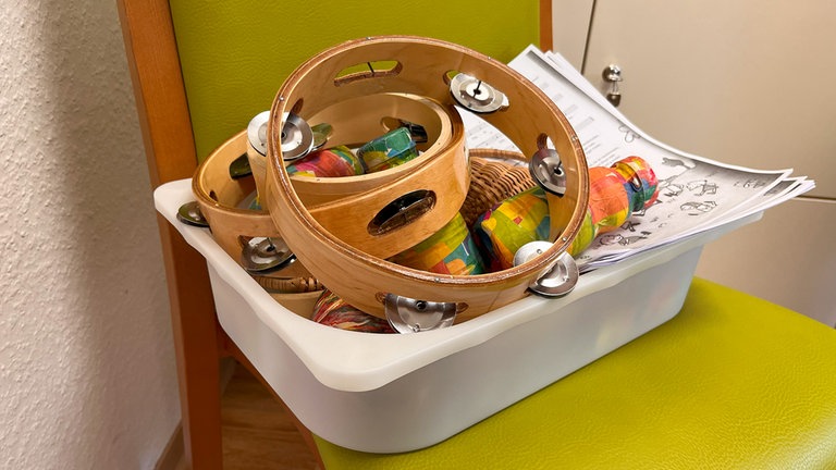 Eine Box mit Musikinstrumenten.