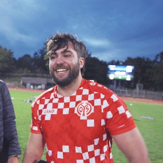 Robin, junger Fußballspieler in einem rot-weißen Trikot