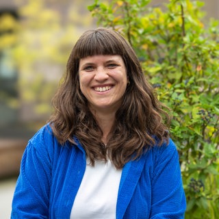 Eine Frau mit braunen Haaren lacht in die Kamera. Katharina Feißt arbeitet als Autorin und Redakteurin bei SWR Heimat in Mainz.