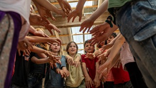 Ein Klassenfoto mit vielen Kindern. 