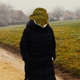  Eine Frau spaziert über ein Feld. Sie ist Lehrerin, hat einen Burnout und erzählt darüber.
