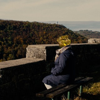 Opfer von häuslicher Gewalt spricht anonymisiert in die Kamera.