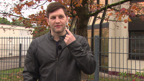 Junger Mann in Lederjacke in herbstlicher Umgebung - Porträt