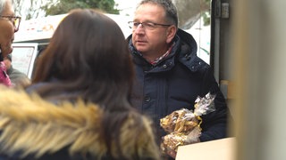 Thomas Knecht, Helfer im Ahrtal verteilt Plätzchen