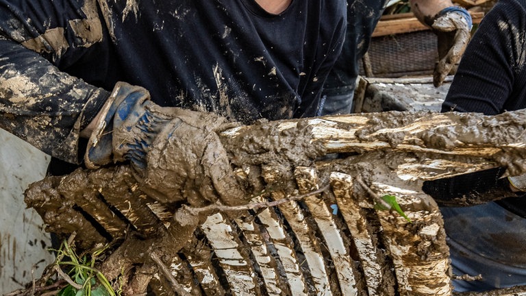 Freiwillige Helfer in Schuld