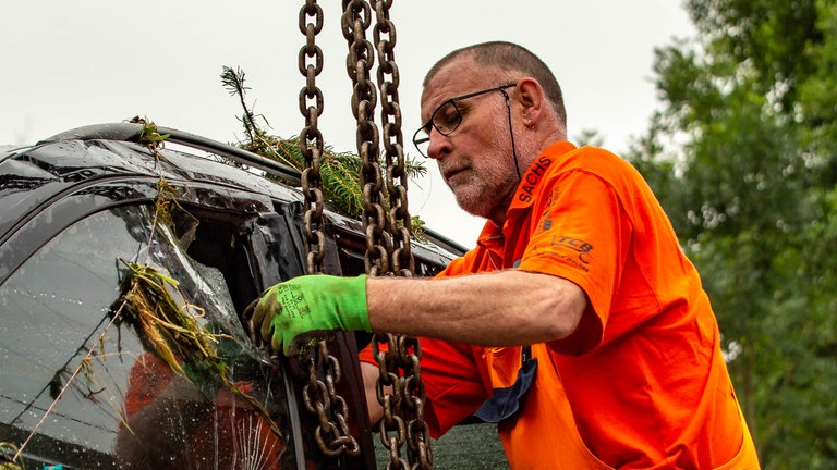 Schweizer hilt in Schuld bei Autos abschleppen.