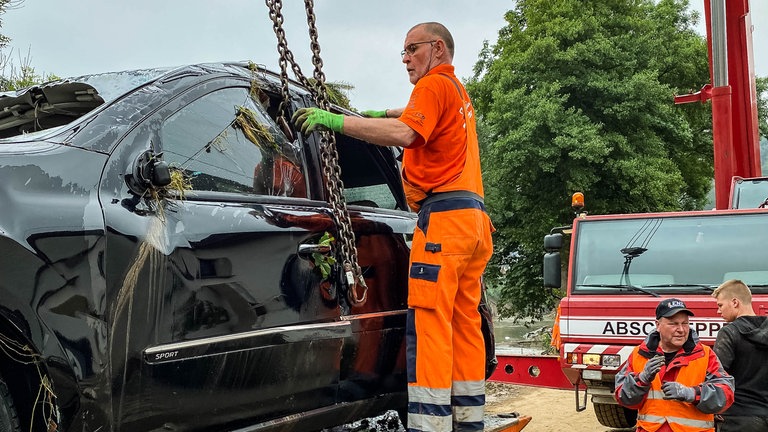 Schweizer hilt in Schuld bei Autos abschleppen.