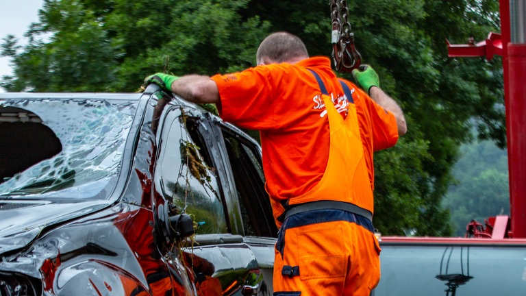 Schweizer hilt in Schuld bei Autos abschleppen.