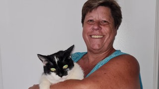 Andrea mit einer Katze auf dem Arm 
