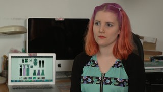 Junge Frau mit bunten Haaren