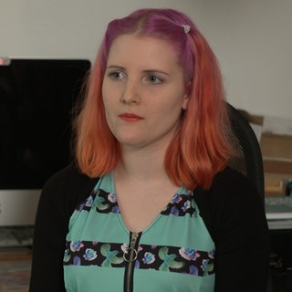 Junge Frau mit bunten Haaren