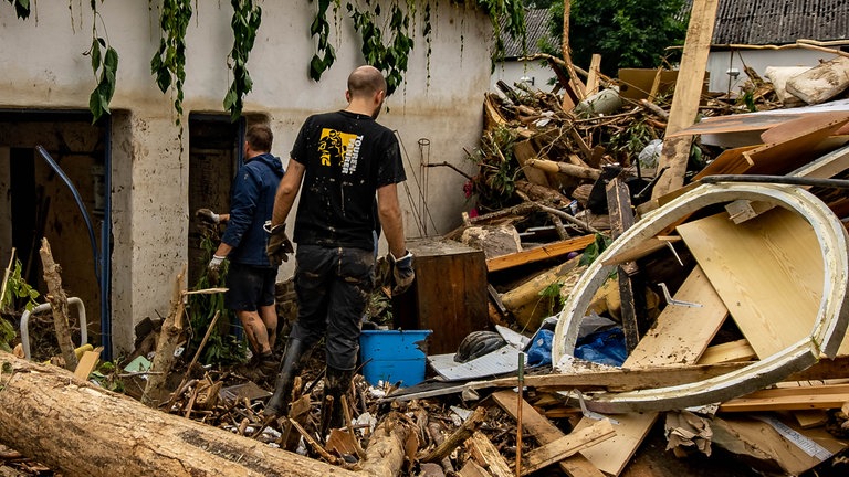 Freiwillige Helfer in Schuld