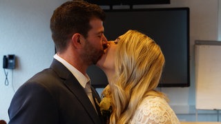 Ein junges Paar bei der Hochzeit