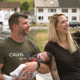 Familie mit Baby aus dem Flutgebiet