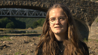 Julia, 17 Jahre alt steht vor der Ahr am Flussufer