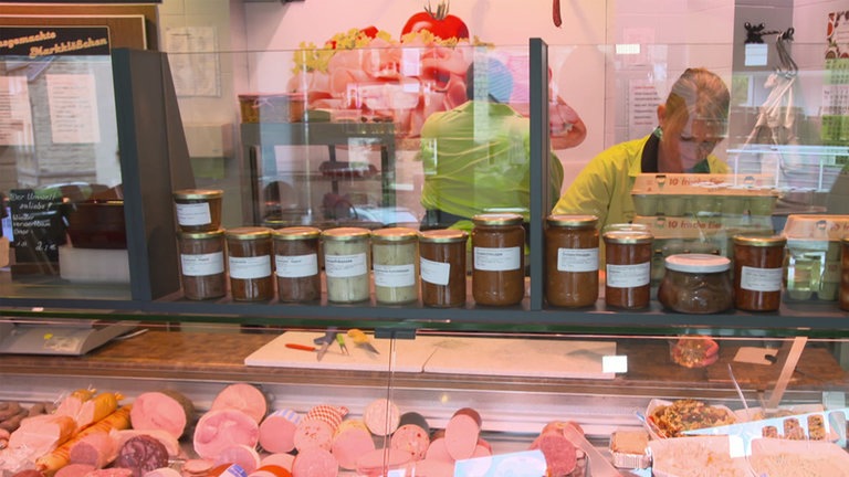 Metzgermeisterin Dagmar steht hinter der Fleischtheke