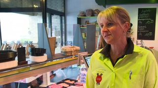 Dagmar, Metzgermeistern aus Kempenich steht in ihrer Metzgerei