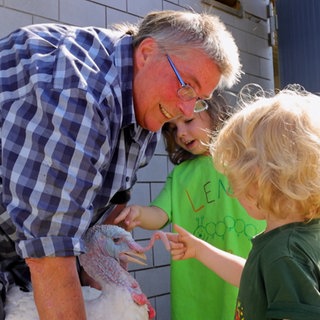 Mittelalte Dame ist Bäuerin