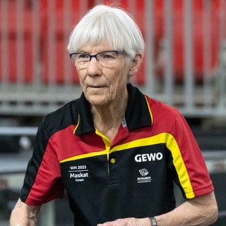Seniorin spielt Tischtennis im Deutschland-Trikot.