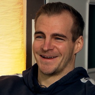 Junger Mann in schwarzem Pullover