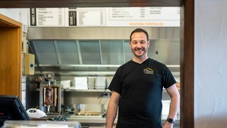 Junger Mann mit schwarzem T-Shirt