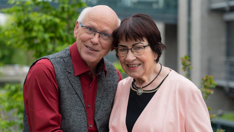 Eine ältere Frau und ein älterer Herr nah beieinander