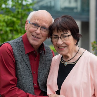 Eine ältere Frau und ein älterer Herr nah beieinander