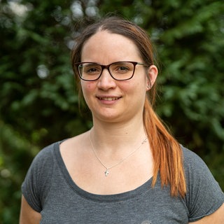 Junge Frau im Grünen
