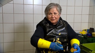 Maria schält 250 Kilo Kartoffeln am Tag