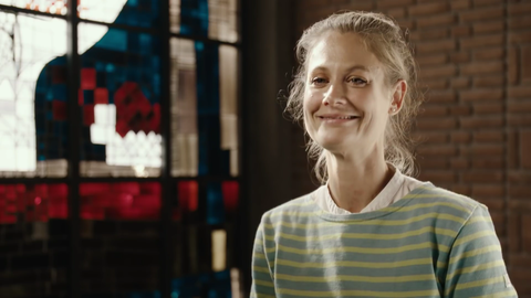 Porträt einer Frau, die nur am Wochenende Mama ist. 