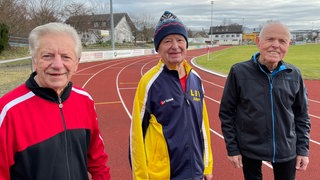 Hermann Schurr, Siegfried Berger und Walter Seiler auf der Tartanbahn