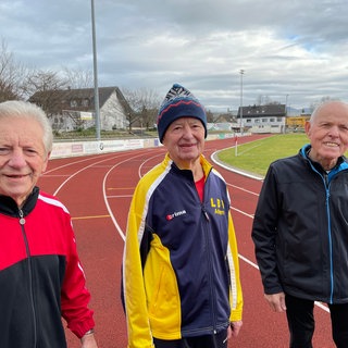 Hermann Schurr, Siegfried Berger und Walter Seiler auf der Tartanbahn