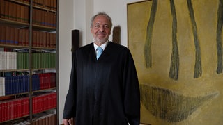 Fachanwalt für Strafrecht Sebastian trägt seine Anwaltsrobe und erzählt von seiner Arbeit.