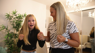 Die 11-jährige Lina von Scheibner aus Gottenheim hat den Europameistertitel im Cheerleading gewonnen. Hier steht sie mit ihrer Mutter und feiert die Goldmedaille.