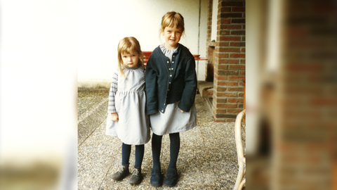 2017 verliert Clara ihre große Schwester Sophia bei einem Reitunfall. Auf dem Foto sind die Schwestern als Kinder zu sehen. Sie tragen ein Kleid und schauen in die Kamera.