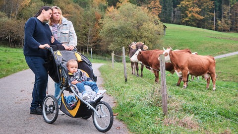 Ein lesbisches Paar erzählt über ihr Leben auf dem Land als Regenbogenfamilie mit Kind.