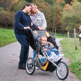 Ein lesbisches Paar erzählt über ihr Leben auf dem Land als Regenbogenfamilie mit Kind.