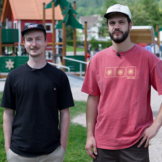 Holger und Niklas stehen vor einem Spielplatz in Freiburg.