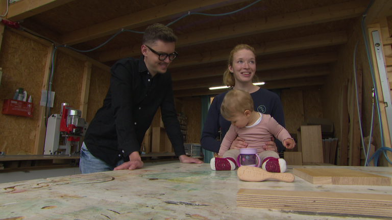 Maxime mit ihrer Tochter und ihrem Mann in ihrer Werkstatt.