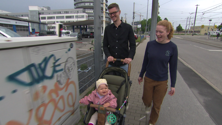 Maximes kleine Familie: Ihr Mann und ihre kleine Tochter.