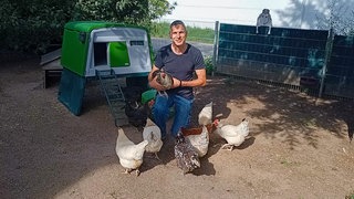 Ramon bei seinen Hühner, die er vermietet.