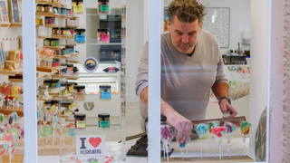 Ex-Softwareberater Jens ist heute Bonbonmacher in Heidelberg. In seinem Laden arrangiert er sorgfältig bunte Lollis im Schaufenster.